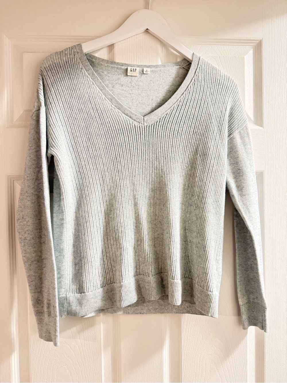 GAP Women's Light blue gray Knit V-Neck Sweater